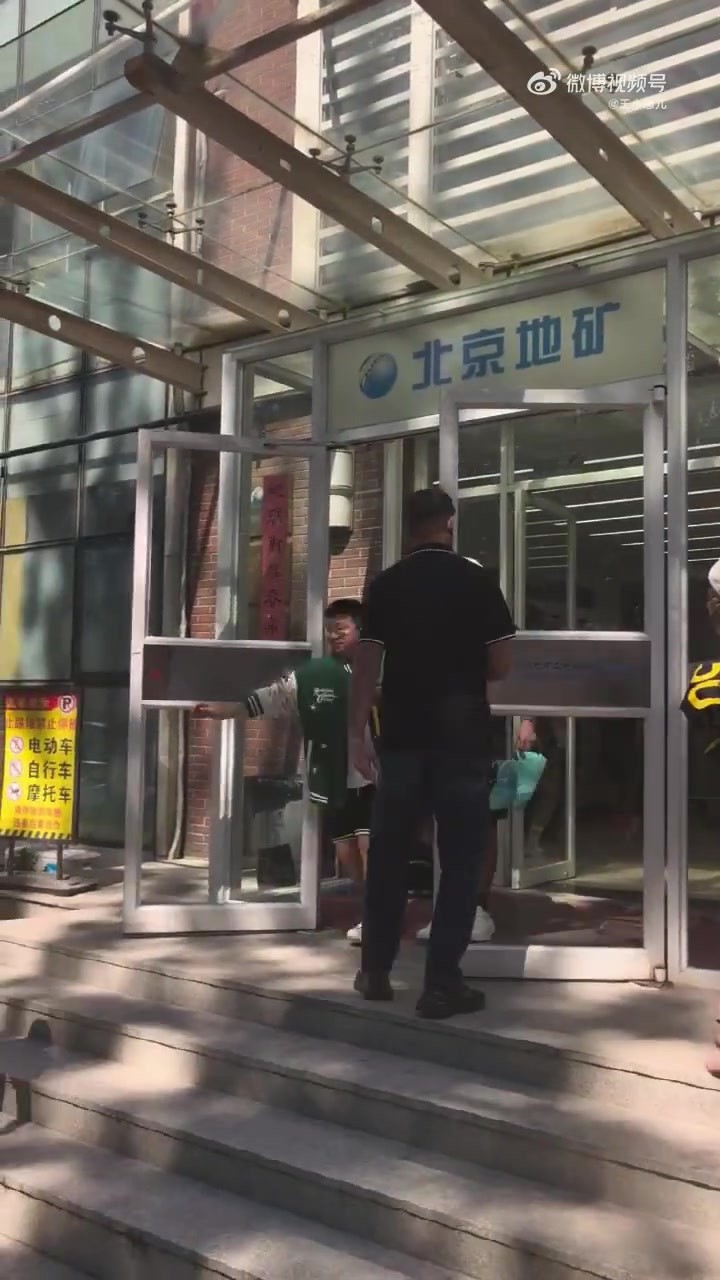 庫裡中國行本來停下要簽名 結果球迷太吵還往前擠 庫裡無奈走了