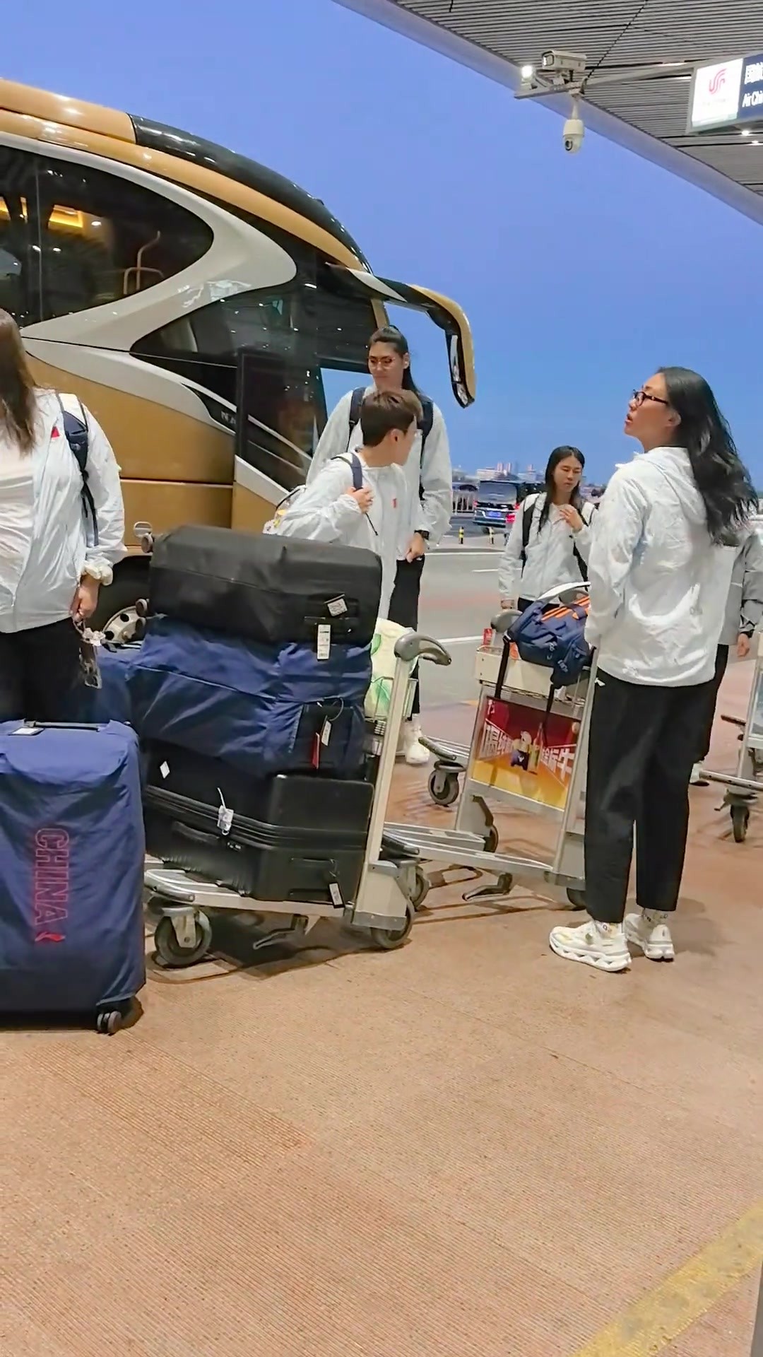 出征亚运会！网友机场偶遇中国女篮 张子宇身高抢眼👀